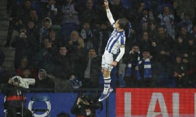 El delantero de la Real Sociedad Mikel Oyarzabal celebra su gol, primero del equipo donostiarra, durante el partido de la jornada 21 de LaLiga disputado entre la Real Sociedad y el Celta de Vigo este domingo en el estadio de Anoeta, en San Sebastián. EFE/Javier Etxezarreta