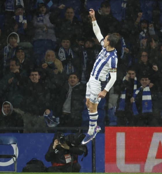 El delantero de la Real Sociedad Mikel Oyarzabal celebra su gol, primero del equipo donostiarra, durante el partido de la jornada 21 de LaLiga disputado entre la Real Sociedad y el Celta de Vigo este domingo en el estadio de Anoeta, en San Sebastián. EFE/Javier Etxezarreta