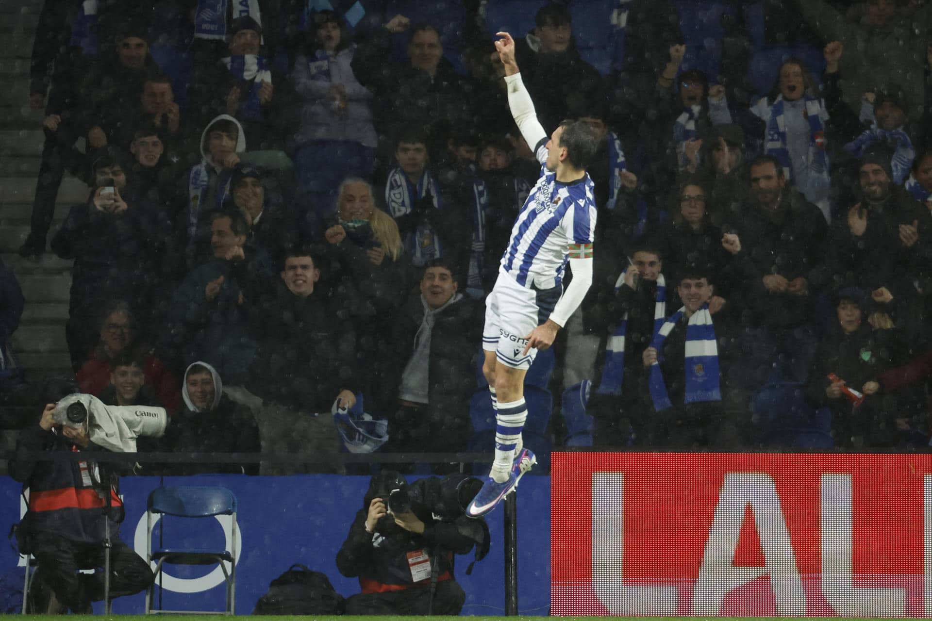 El delantero de la Real Sociedad Mikel Oyarzabal celebra su gol, primero del equipo donostiarra, durante el partido de la jornada 21 de LaLiga disputado entre la Real Sociedad y el Celta de Vigo este domingo en el estadio de Anoeta, en San Sebastián. EFE/Javier Etxezarreta