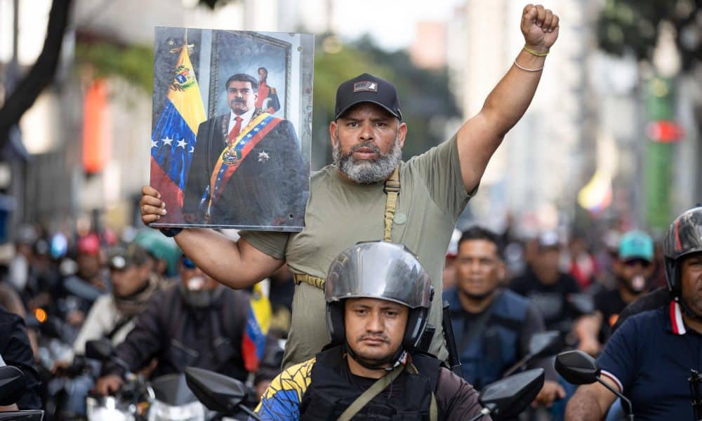 Una persona sostiene un cuadro con la imagen del presidente de Venezuela, Nicolás Maduro, durante una marcha convocada por el chavismo este 4 de enero de 2026, en Caracas (Venezuela). EEFE/ Ronald Peña R