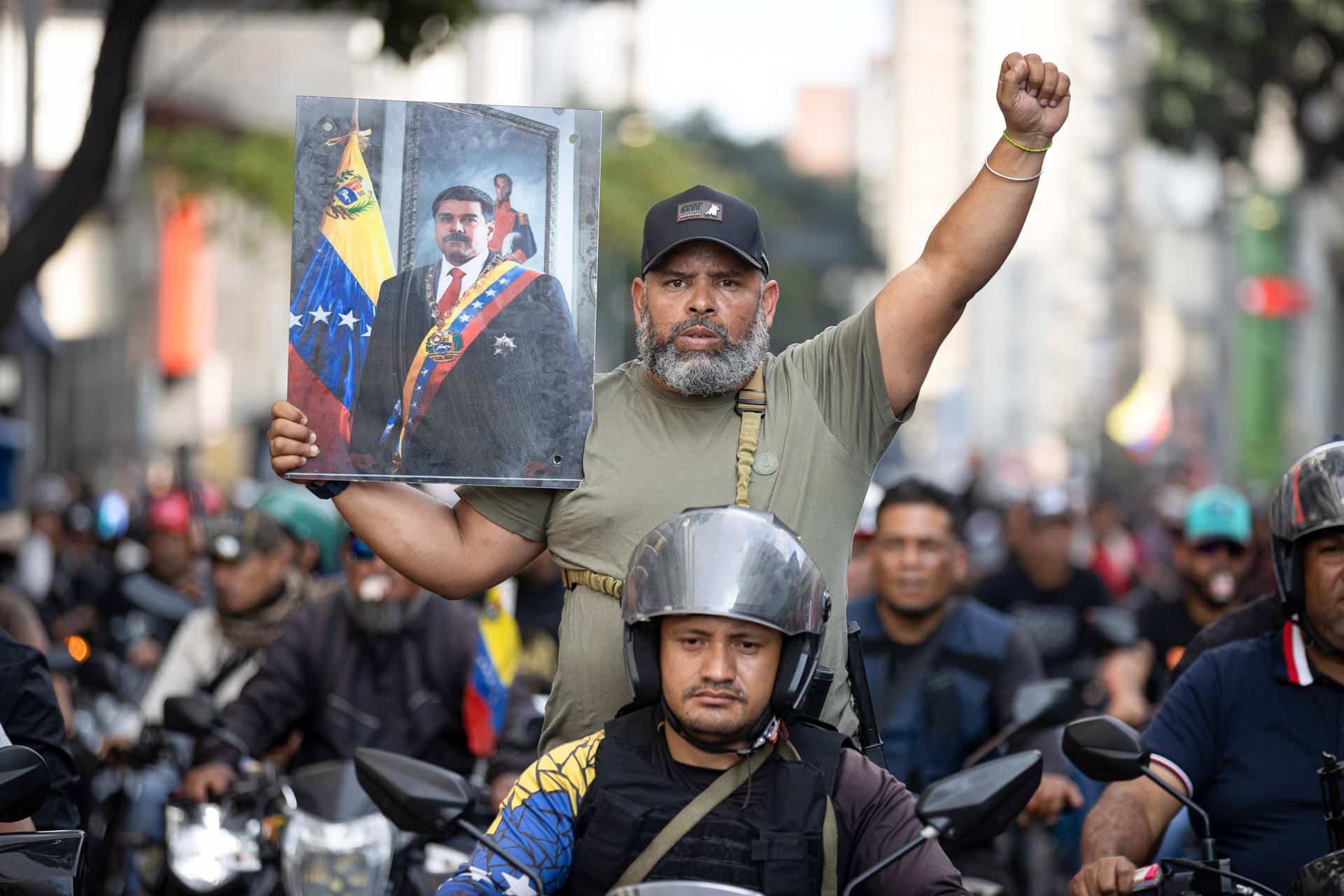 Una persona sostiene un cuadro con la imagen del presidente de Venezuela, Nicolás Maduro, durante una marcha convocada por el chavismo este 4 de enero de 2026, en Caracas (Venezuela). EEFE/ Ronald Peña R