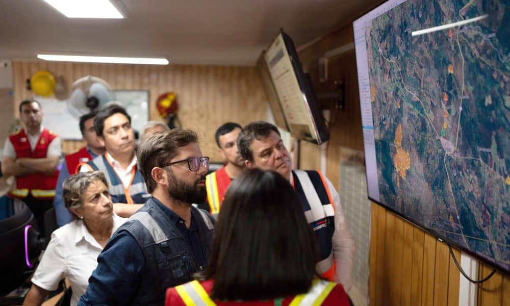 Fotografía del 20 de enero de 2026 cedida por la Presidencia de Chile que muestra al mandatario, Gabriel Boric (c), durante una reunión sobre las medidas a tomar tras la emergencia provocada por los incendios forestales que afectaron a la región de La Araucanía, en Temuco (Chile). EFE/ Presidencia de Chile