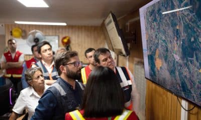 Fotografía del 20 de enero de 2026 cedida por la Presidencia de Chile que muestra al mandatario, Gabriel Boric (c), durante una reunión sobre las medidas a tomar tras la emergencia provocada por los incendios forestales que afectaron a la región de La Araucanía, en Temuco (Chile). EFE/ Presidencia de Chile