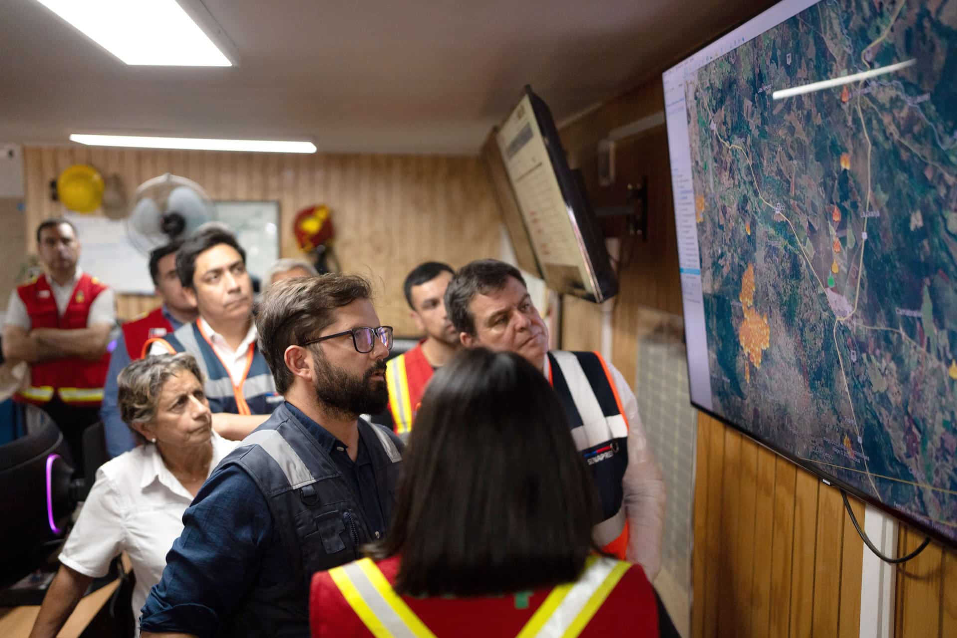 Fotografía del 20 de enero de 2026 cedida por la Presidencia de Chile que muestra al mandatario, Gabriel Boric (c), durante una reunión sobre las medidas a tomar tras la emergencia provocada por los incendios forestales que afectaron a la región de La Araucanía, en Temuco (Chile). EFE/ Presidencia de Chile