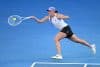 La tenista polaca Iga Swiatek en acción durante el partido contra la australiana Maddison Inglis en el Abierto de Australia 2026 en el Parque Melbourne. EFE/EPA/JAMES ROSS
