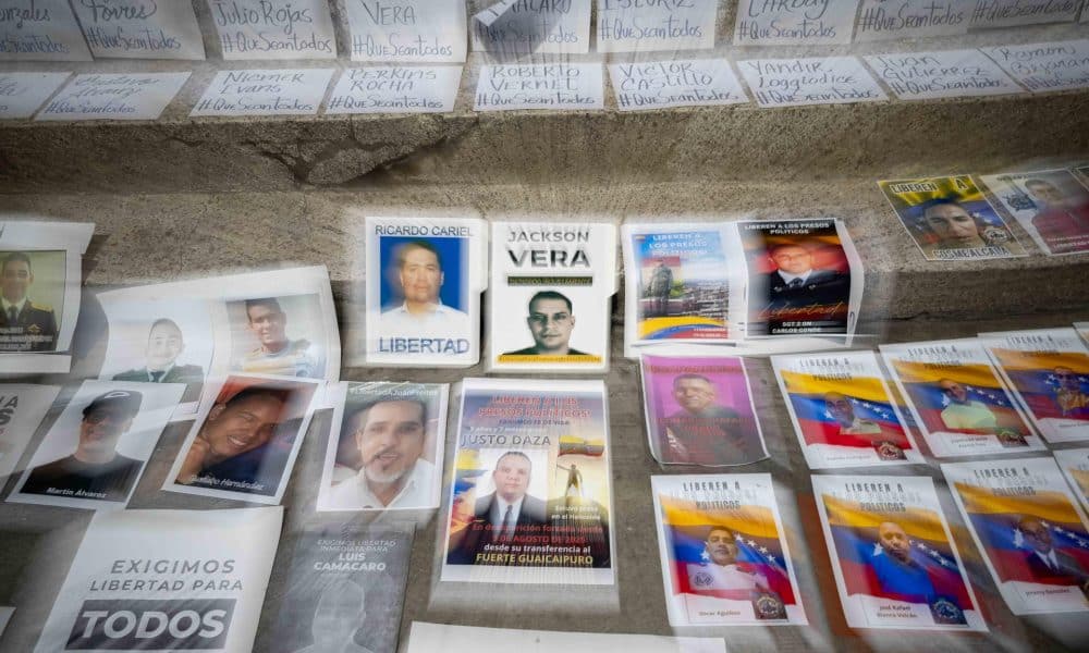 Fotografía que muestra carteles y fotografías afuera de El Helicoide este lunes, en Caracas (Venezuela). EFE/ Ronald Peña R