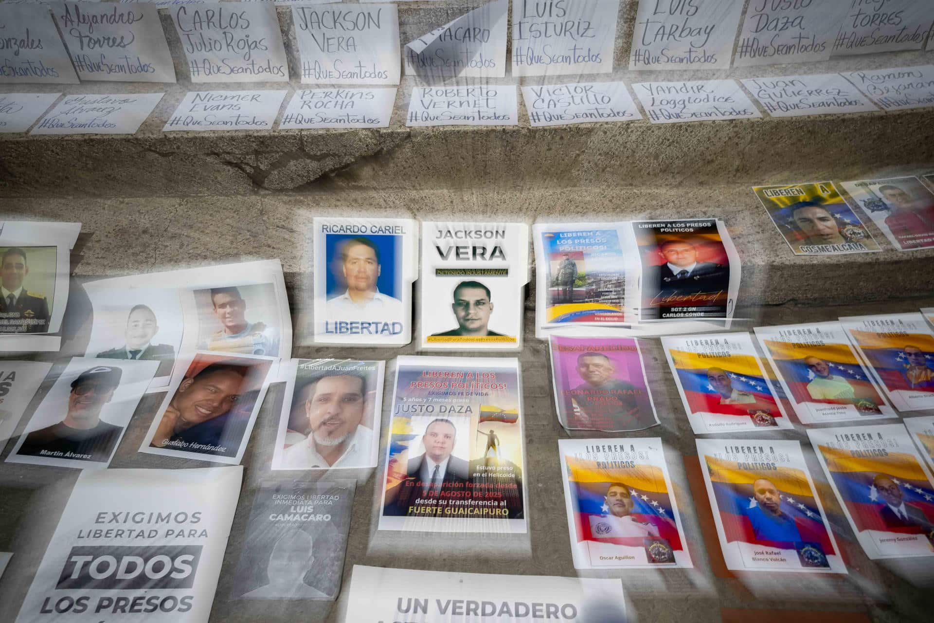 Fotografía que muestra carteles y fotografías afuera de El Helicoide este lunes, en Caracas (Venezuela). EFE/ Ronald Peña R