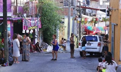 Personas salen a la calle tras un sismo este viernes, en Acapulco (México). Un sismo de magnitud 6,5 en la escala  Richter se registró en México a las 7.58 hora local (13.58 GMT), según informó el Servicio Sismológico Nacional. EFE/ David Guzmán