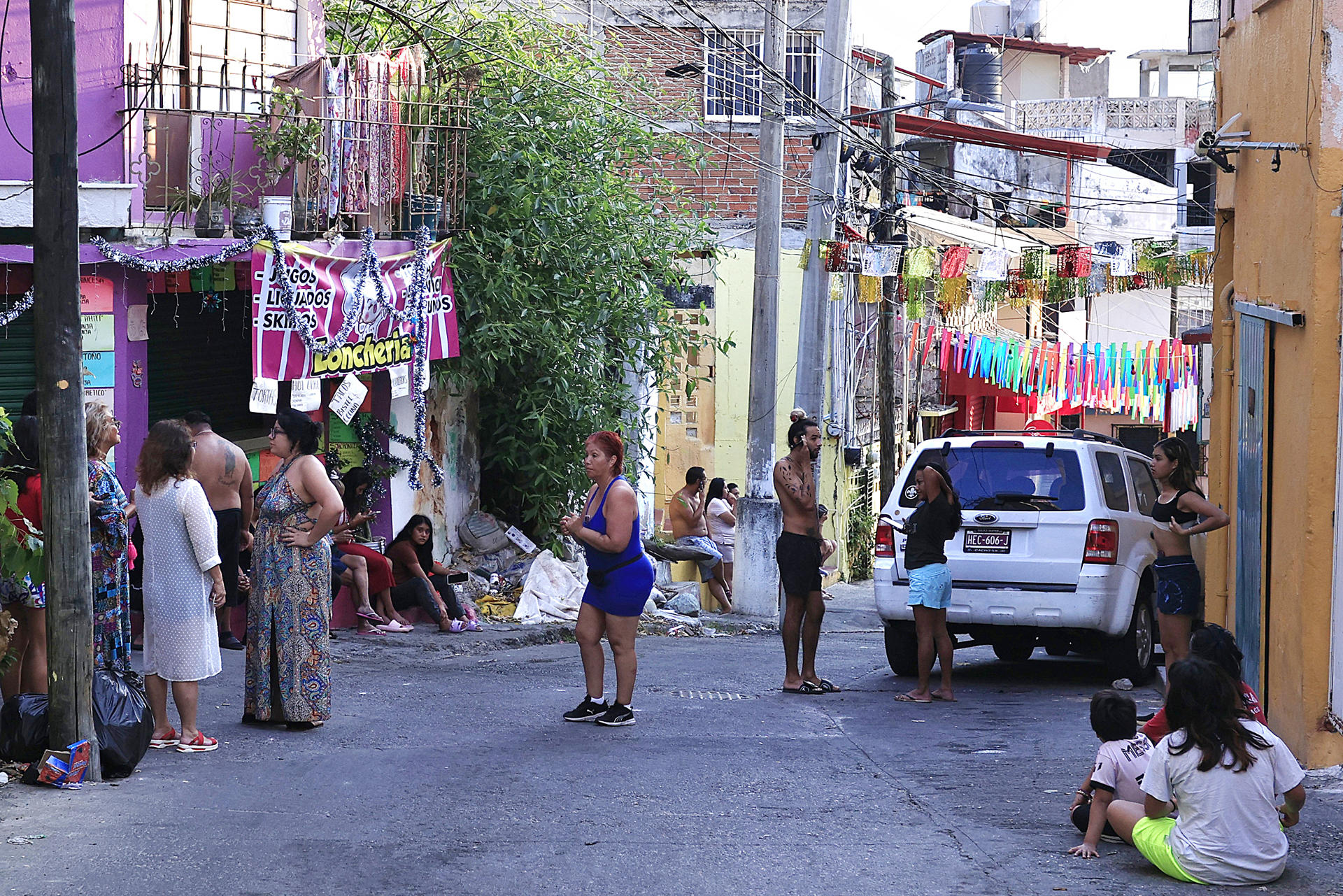 Personas salen a la calle tras un sismo este viernes, en Acapulco (México). Un sismo de magnitud 6,5 en la escala  Richter se registró en México a las 7.58 hora local (13.58 GMT), según informó el Servicio Sismológico Nacional. EFE/ David Guzmán