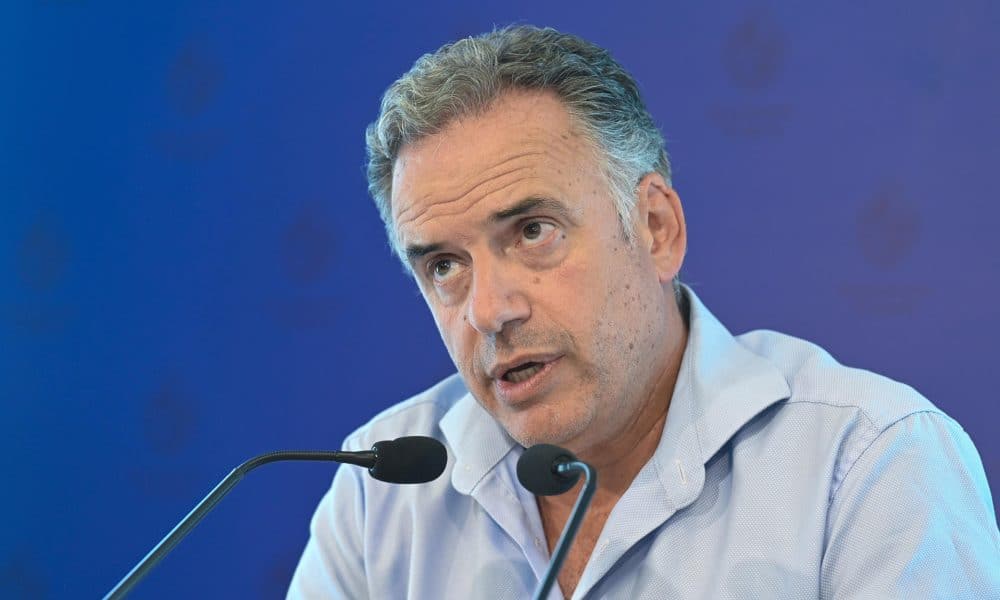 El presidente de Uruguay, Yamandú Orsi, habla durante una rueda de prensa este domingo, en Montevideo (Uruguay). EFE/ Federico Gutierrez