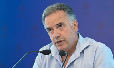 El presidente de Uruguay, Yamandú Orsi, habla durante una rueda de prensa este domingo, en Montevideo (Uruguay). EFE/ Federico Gutierrez