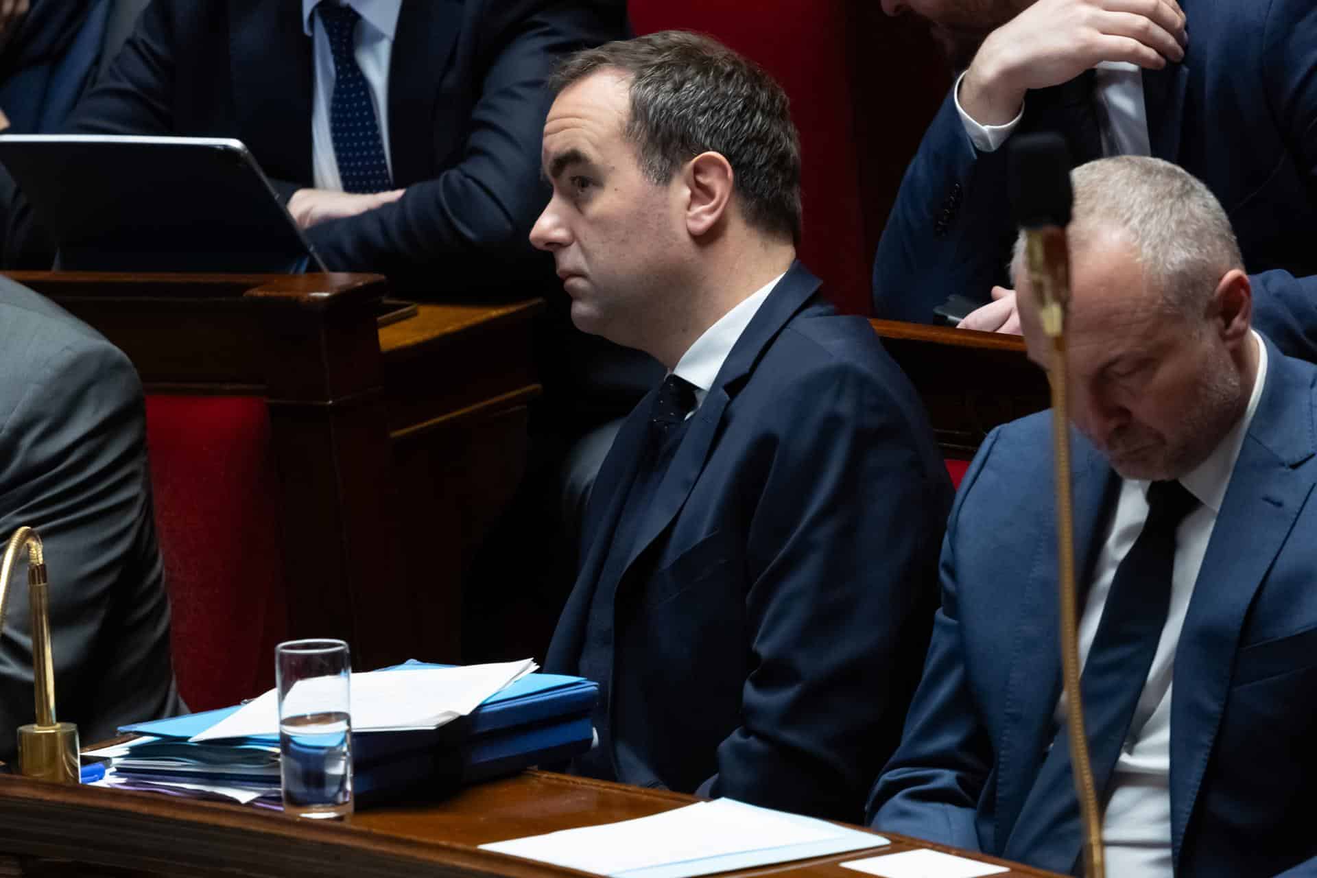 El primer ministro francés, Sebastien Lecornu, asiste a una sesión sobre dos mociones de censura contra el gobierno presentadas la extrema derecha de la Agrupación Nacional (RN) y por la izquierda radical de La Francia Insumisa (LFI) en la Asamblea Nacional en París, Francia, el 23 de enero de 2026. EFE/EPA/CHRISTOPHE PETIT TESSON