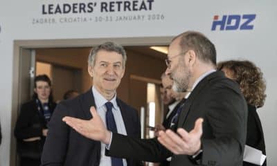 - El líder del PP, Alberto Núñez Feijóo (i), conversa con el presidente del Partido Popular Europeo, el alemán Manfred Weber(d), durante la reunión de líderes del Partido Popular Europeo (PPE) en Zagreb, este sábado. EFE/ David Mudarra/Partido Popular SOLO USO EDITORIAL/SOLO DISPONIBLE PARA ILUSTRAR LA NOTICIA QUE ACOMPAÑA (CRÉDITO OBLIGATORIO)