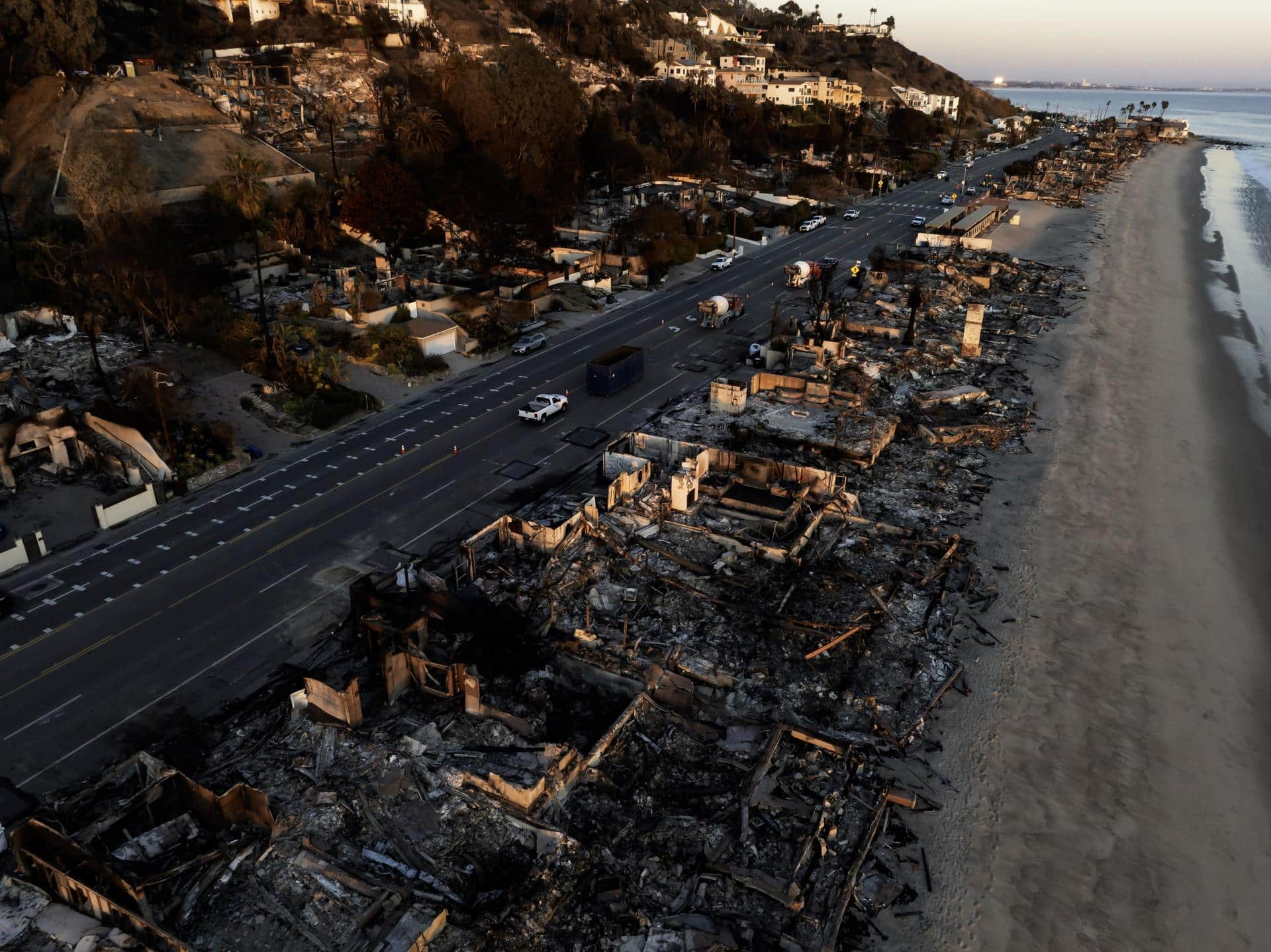 Una foto de archivo tomada por un dron muestra una vista aérea de un vecindario destruido por el incendio forestal de Palisades en Malibú, California, EE.UU., 15 de enero de 2025. EFE/EPA/TED SOQUI