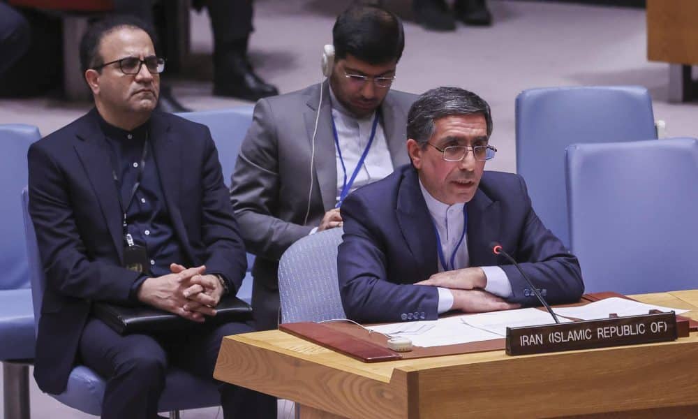 El vicerepresentante de Irán ante las Naciones Unidas Gholamhossein Darzi habla durante una sesión de emergencia del Consejo de Seguridad que discute las mortíferas protestas en Irán en la sede de las Naciones Unidas en Nueva York, Nueva York, EE.UU. EFE/SARAH YENESEL
 
//////////
 
NEW YORK (United States), 15/01/2026.- Deputy Representative of Iran to the United Nations Gholamhossein Darzi (C) speaks during an emergency Security Council session discussing deadly Iran protests at United Nations headquarters in New York, New York, USA, 15 January 2026. (Protestas, Nueva York) EFE/EPA/SARAH YENESEL