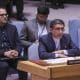 El vicerepresentante de Irán ante las Naciones Unidas Gholamhossein Darzi habla durante una sesión de emergencia del Consejo de Seguridad que discute las mortíferas protestas en Irán en la sede de las Naciones Unidas en Nueva York, Nueva York, EE.UU. EFE/SARAH YENESEL
 
//////////
 
NEW YORK (United States), 15/01/2026.- Deputy Representative of Iran to the United Nations Gholamhossein Darzi (C) speaks during an emergency Security Council session discussing deadly Iran protests at United Nations headquarters in New York, New York, USA, 15 January 2026. (Protestas, Nueva York) EFE/EPA/SARAH YENESEL