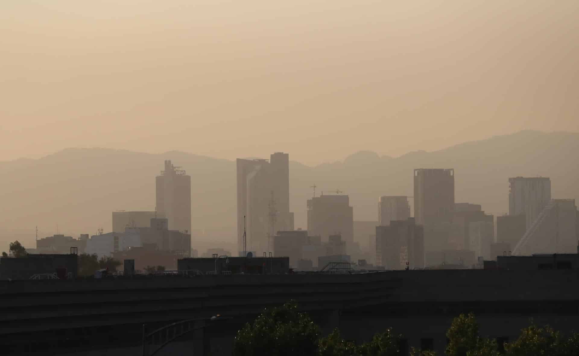 Fotografía que muestra una capa de contaminación sobre la Ciudad de México (México). EFE/ Mario Guzmán