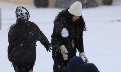 Personas juegan en la nieve este domingo, en Ciudad Juárez (México). EFE/Luis Torres