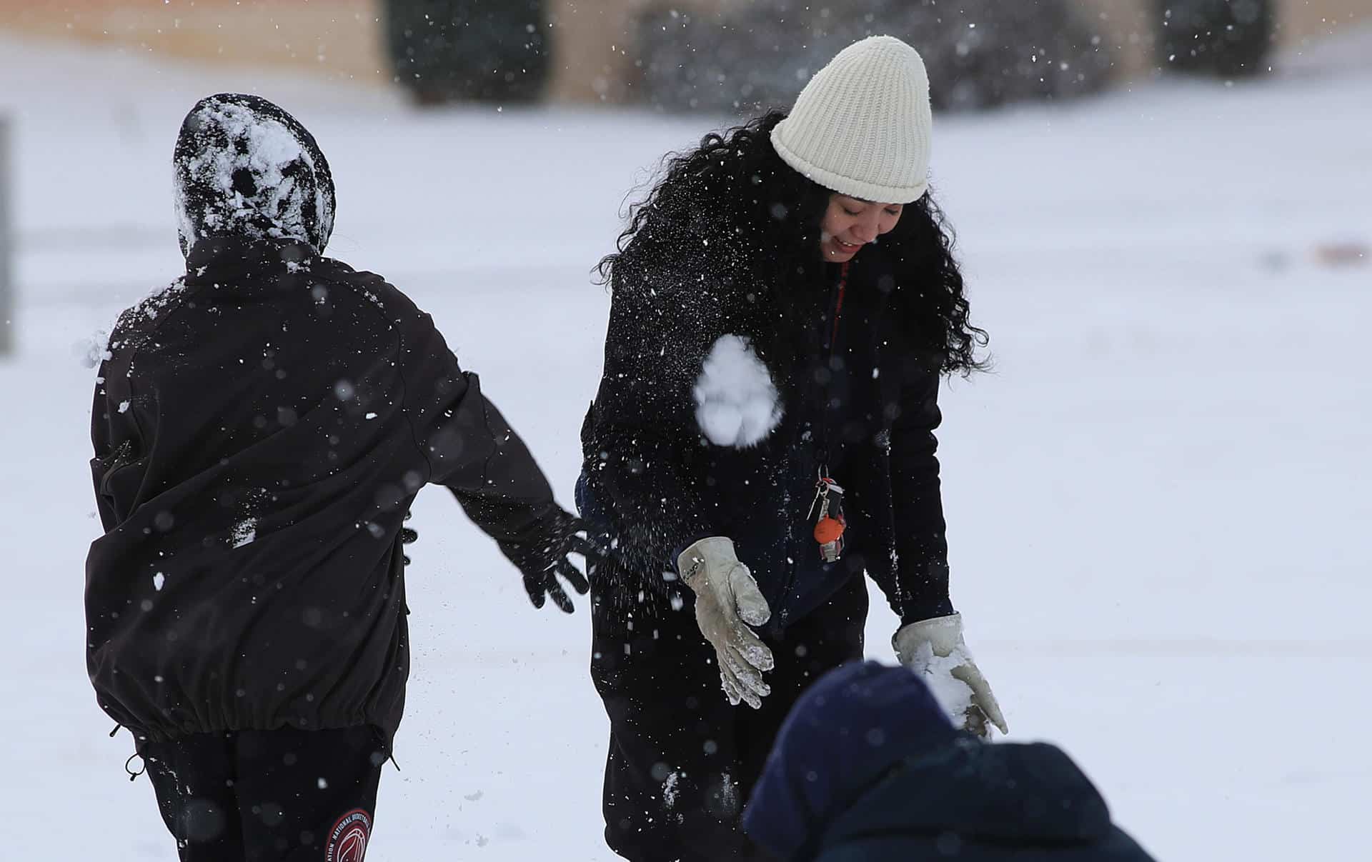 Personas juegan en la nieve este domingo, en Ciudad Juárez (México). EFE/Luis Torres