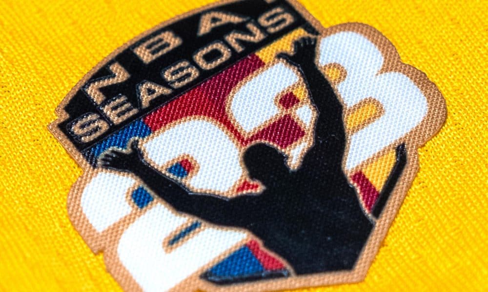 Fotografía cedida por la empresa de coleccionables Topps que muestra un parche conmemorativo que portará LeBron James por su 23ª temporada en la NBA. EFE/ Topps