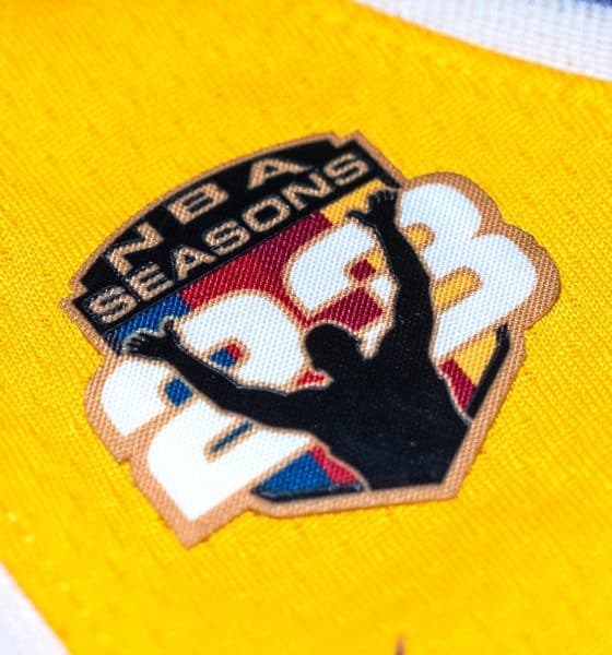 Fotografía cedida por la empresa de coleccionables Topps que muestra un parche conmemorativo que portará LeBron James por su 23ª temporada en la NBA. EFE/ Topps