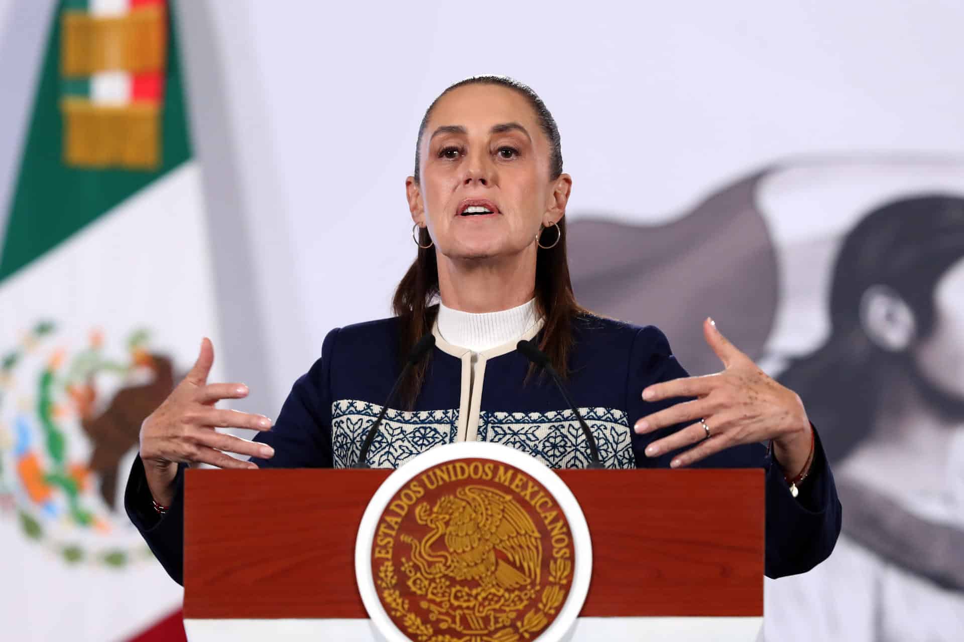 La presidenta de México, Claudia Sheinbaum, habla durante una rueda de prensa este lunes, en Palacio Nacional en Ciudad de México (México). EFE/ Mario Guzmán