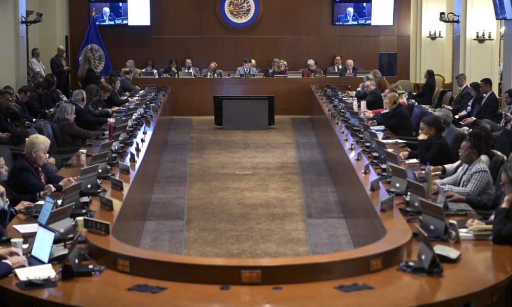 Los representantes de los estados miembros de la Organización de los Estados Americanos (OEA) asisten a una sesión extraordinaria del consejo permanente en Washington (Estados Unidos). Imagen de archivo. EFE/ Lenin Nolly