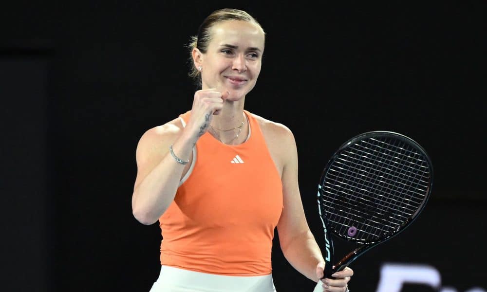 La tenista ucraniana Elina Svitolina celebra después de ganar su partido de cuartos de final de individuales femenino contra la estadounidense Coco Gauff en el Abierto de Australia en Melbourne. EFE/EPA/JOEL CARRETT