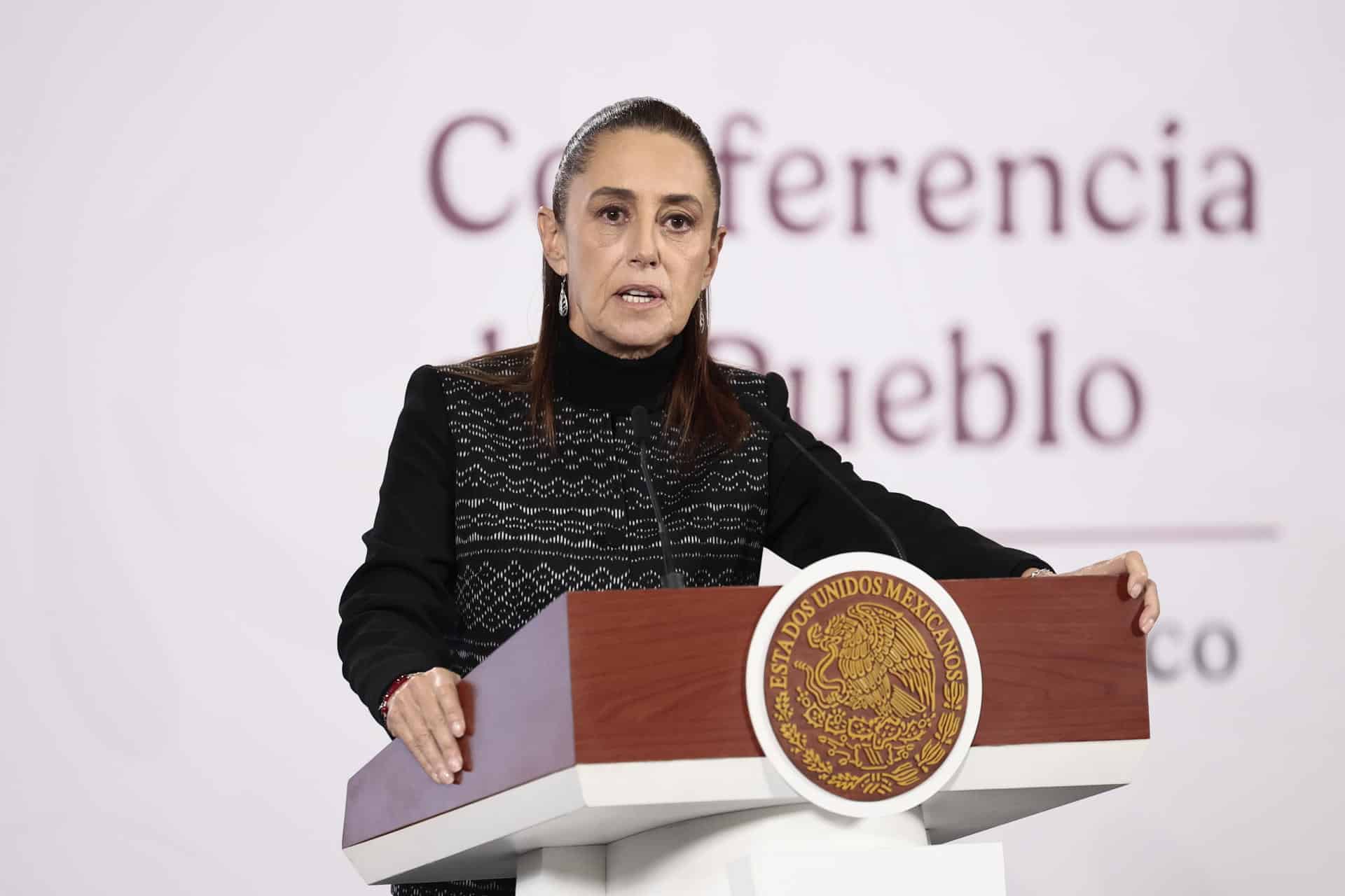 La presidenta de México, Claudia Sheinbaum, habla en una rueda de prensa este lunes, en el Palacio Nacional en Ciudad de México (México). EFE/ José Méndez