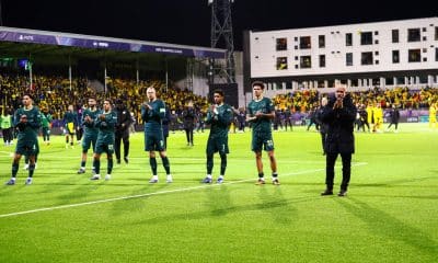 Erling Braut Haaland y sus compañeros agradecen el apoyo de sus aficionados en campo del Bodo/Glimt , el Aspmyra Stadium en Bodo, Noruega. EFE/EPA/Mats Torbergsen