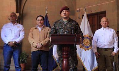 Fotografía cedida por el Ministerio de Gobernación de Guatemala que muestra al ministro de la Defensa, Henry Saenz (c) hablando junto al viceministro de gobernación, Víctor Cruz (i); el ministro del Interior, Marco Antonio Villeda (2-i); y el viceministro de Gobernación, Estuardo Solorzano (d), durante una rueda de prensa este domingo, en Ciudad de Guatemala (Guatemala).EFE/ Ministerio de Gobernación