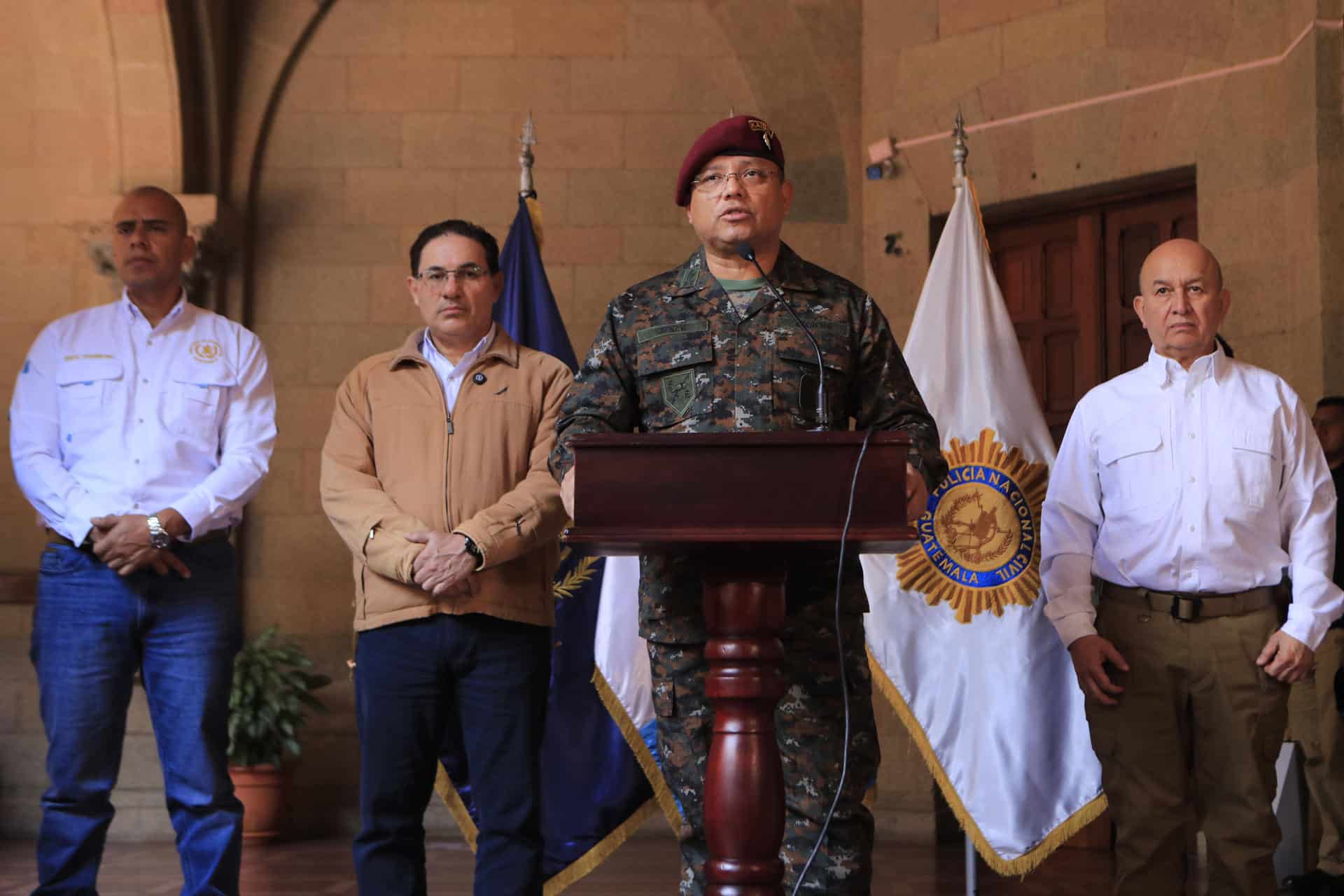 Fotografía cedida por el Ministerio de Gobernación de Guatemala que muestra al ministro de la Defensa, Henry Saenz (c) hablando junto al viceministro de gobernación, Víctor Cruz (i); el ministro del Interior, Marco Antonio Villeda (2-i); y el viceministro de Gobernación, Estuardo Solorzano (d), durante una rueda de prensa este domingo, en Ciudad de Guatemala (Guatemala).EFE/ Ministerio de Gobernación