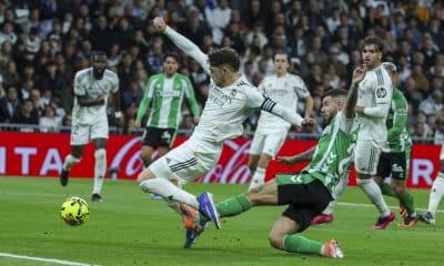 El centrocampista uruguayo del Real Madrid Fede Valverde (i) cae ante el centrocampista del Betis Aitor Ruibal durante el partido de LaLiga entre el Real Madrid y el Betis, este domingo en el estadio Santiago Bernabéu. EFE/ Kiko Huesca