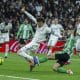 El centrocampista uruguayo del Real Madrid Fede Valverde (i) cae ante el centrocampista del Betis Aitor Ruibal durante el partido de LaLiga entre el Real Madrid y el Betis, este domingo en el estadio Santiago Bernabéu. EFE/ Kiko Huesca