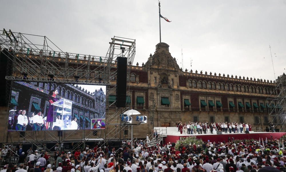 Fotografía de archivo donde aparecen simpatizantes del partido oficialista Morena, en el Zócalo de la Ciudad de México (México). EFE/ Isaac Esquivel