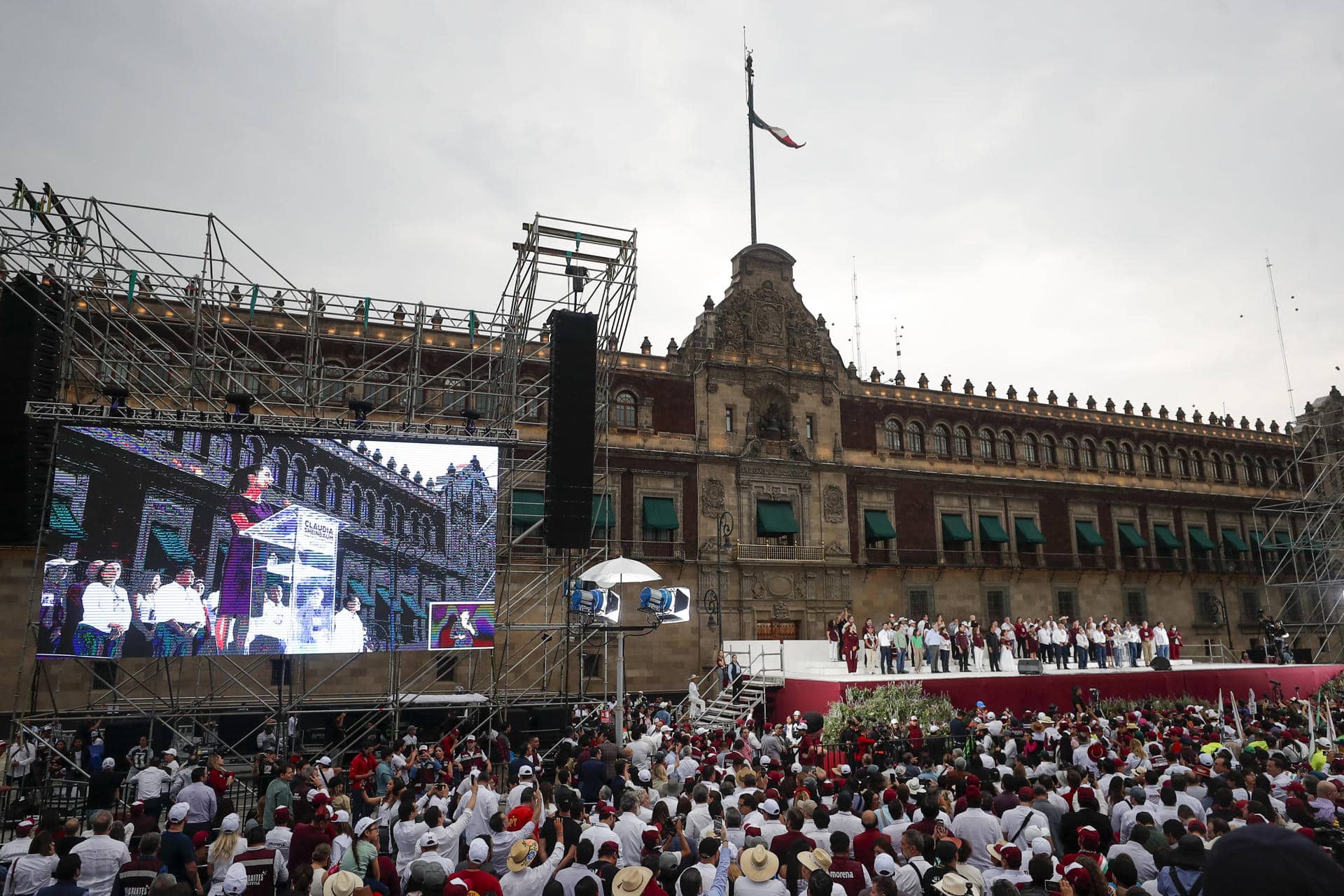 Fotografía de archivo donde aparecen simpatizantes del partido oficialista Morena, en el Zócalo de la Ciudad de México (México). EFE/ Isaac Esquivel