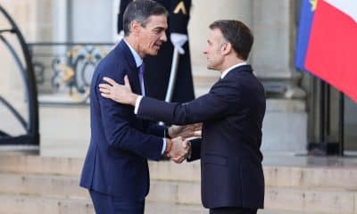El jefe del Gobierno español, Pedro Sánchez,  recibido este martes por el presidente francés, Emmanuel Macron, a su llegada al Elíseo para participar en la reunión de la Coalición de Voluntarios sobre Ucrania. EFE/EPA/TERESA SUAREZ