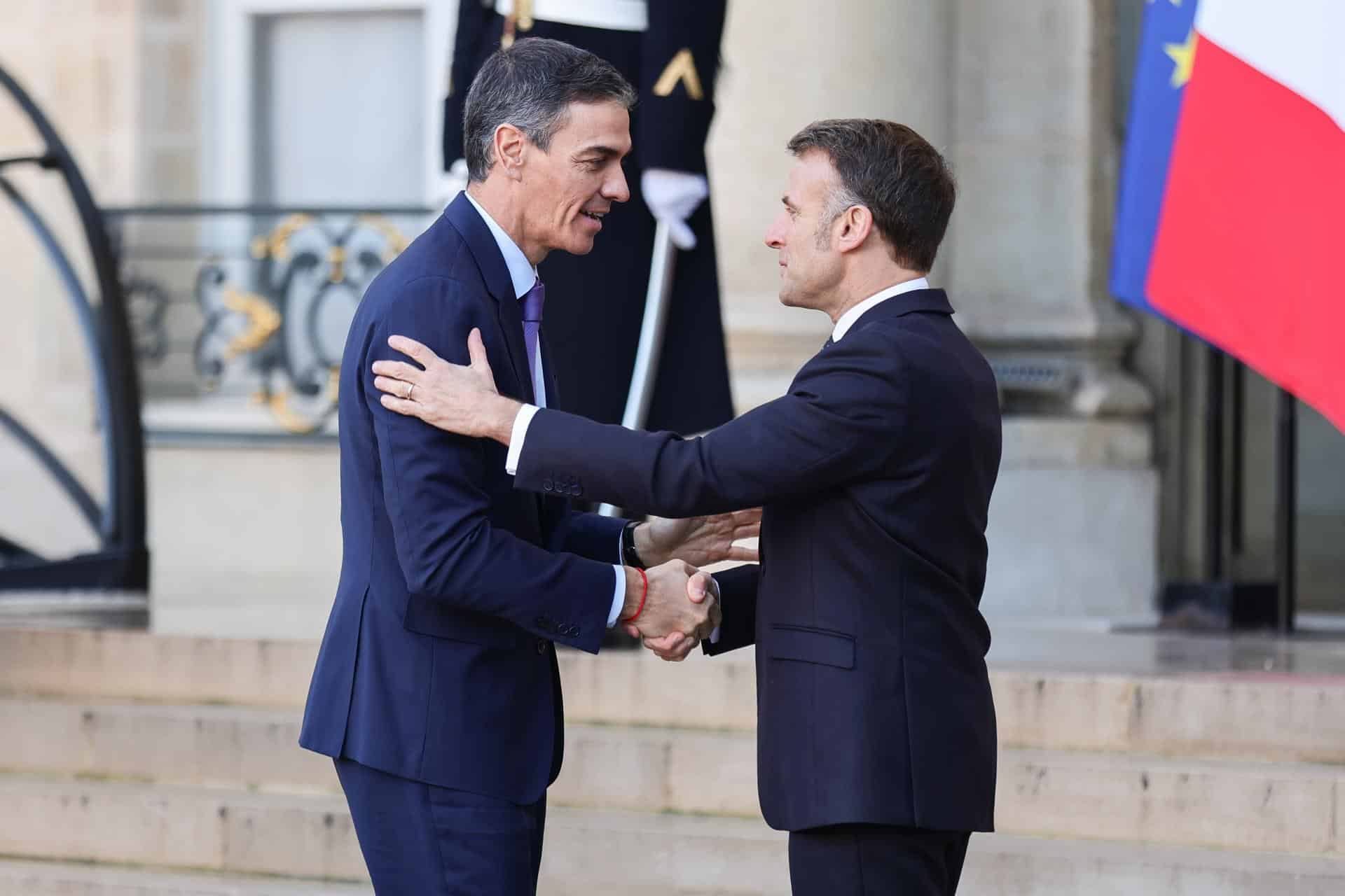 El jefe del Gobierno español, Pedro Sánchez,  recibido este martes por el presidente francés, Emmanuel Macron, a su llegada al Elíseo para participar en la reunión de la Coalición de Voluntarios sobre Ucrania. EFE/EPA/TERESA SUAREZ
