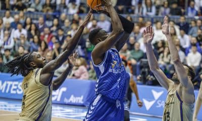 El jugador del San Pablo Burgos Yannick Nzosa (c) con el balón ante los jugadores del Barça Myles Cale (i) y Tomas Satoransky (d), durante el partido de la jornada 16 de la Liga Endesa entre el San Pablo Burgos y el Barça. EFE/Santi Otero