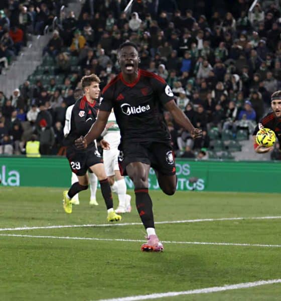 El delantero del Sevilla Akor Adams celebra tras marcar el segundo gol ante el Elche, durante el partido de LaLiga EA Sports que Elche CF y Sevilla FC disputan este lunes en el estadio Martínez Valero. EFE/Pablo Miranzo