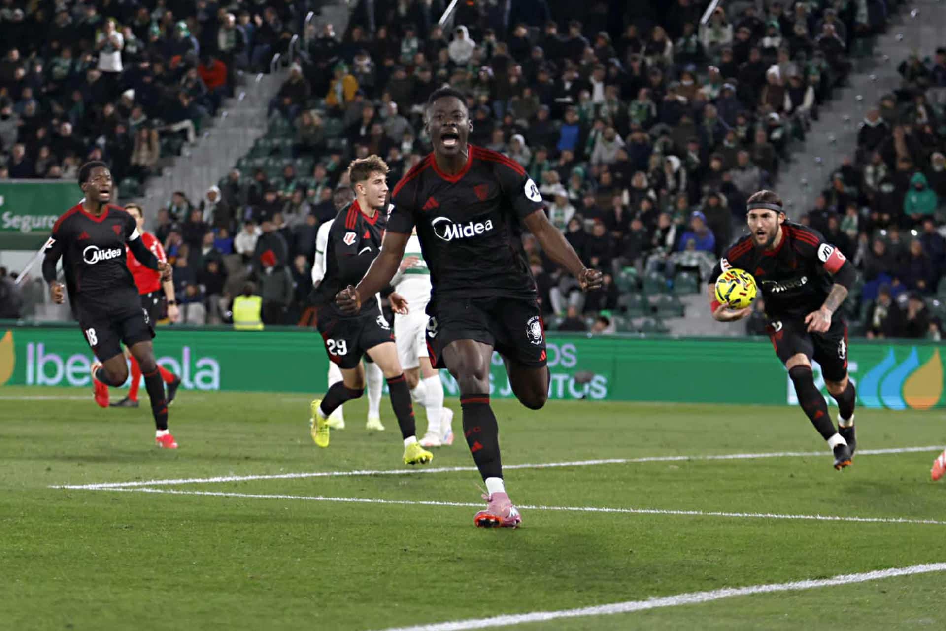 El delantero del Sevilla Akor Adams celebra tras marcar el segundo gol ante el Elche, durante el partido de LaLiga EA Sports que Elche CF y Sevilla FC disputan este lunes en el estadio Martínez Valero. EFE/Pablo Miranzo