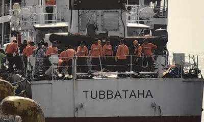 ZAMBOANGA (Philippines), 26/01/2026.- Philippine Coast Guard personnel unload remains of passengers from the sunken ferry M/V Trisha Kerstin 3, at the port area of Zamboanga City, southern Philippines, 26 January 2026. Authorities stated that the vessel was carrying 332 passengers and 27 crew when the maritime incident occurred off the coast of Basilan province in the southern Philippines. The death toll has reached 15, while 28 remain missing. (Filipinas) EFE/EPA/LAURENZ CASTILLO BEST QUALITY AVAILABLE