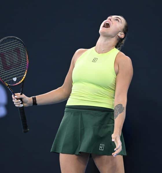 La bielorrusa Aryna Sabalenka celebra su victoria ante la estadounidense Madison Keys, en los cuartos de final del torneo de Brisbane. EFE/EPA/DARREN ENGLAND (NO ARCHIVING, EDITORIAL USE ONLY AUSTRALIA AND NEW ZEALAND OUT)