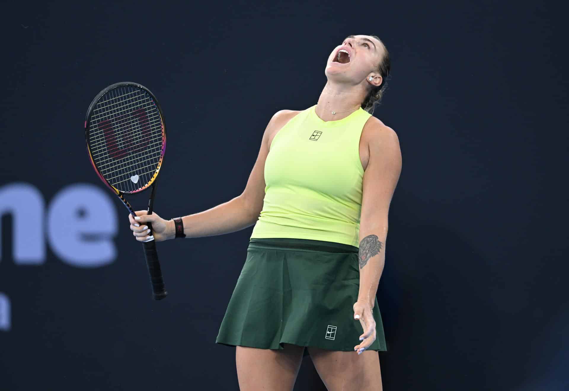 La bielorrusa Aryna Sabalenka celebra su victoria ante la estadounidense Madison Keys, en los cuartos de final del torneo de Brisbane. EFE/EPA/DARREN ENGLAND (NO ARCHIVING, EDITORIAL USE ONLY AUSTRALIA AND NEW ZEALAND OUT)