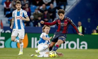 El defensa del Espanyol Carlos Romero (i) disputa un balón con el centrocampista del Levante Carlos Álvarez (d) durante el partido de la jornada 19 de LaLiga EA Sports entre Levante UD y RCD Espanyol celebrado en el Estadio Ciutat de València, en Valencia. EFE/ Manuel Bruque