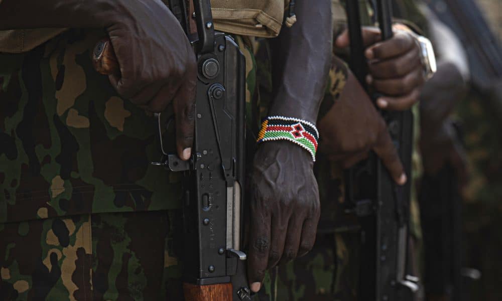 Foto de archivo de un integrante del quinto contingente de Kenia porta un arma a su llegada al Aeropuerto Internacional Toussaint Louverture el 8 de diciembre de 2025, en Puerto Príncipe (Haití). EFE/ Mentor David Lorens