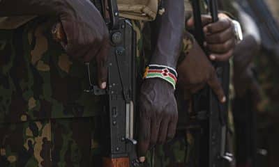 Foto de archivo de un integrante del quinto contingente de Kenia porta un arma a su llegada al Aeropuerto Internacional Toussaint Louverture el 8 de diciembre de 2025, en Puerto Príncipe (Haití). EFE/ Mentor David Lorens