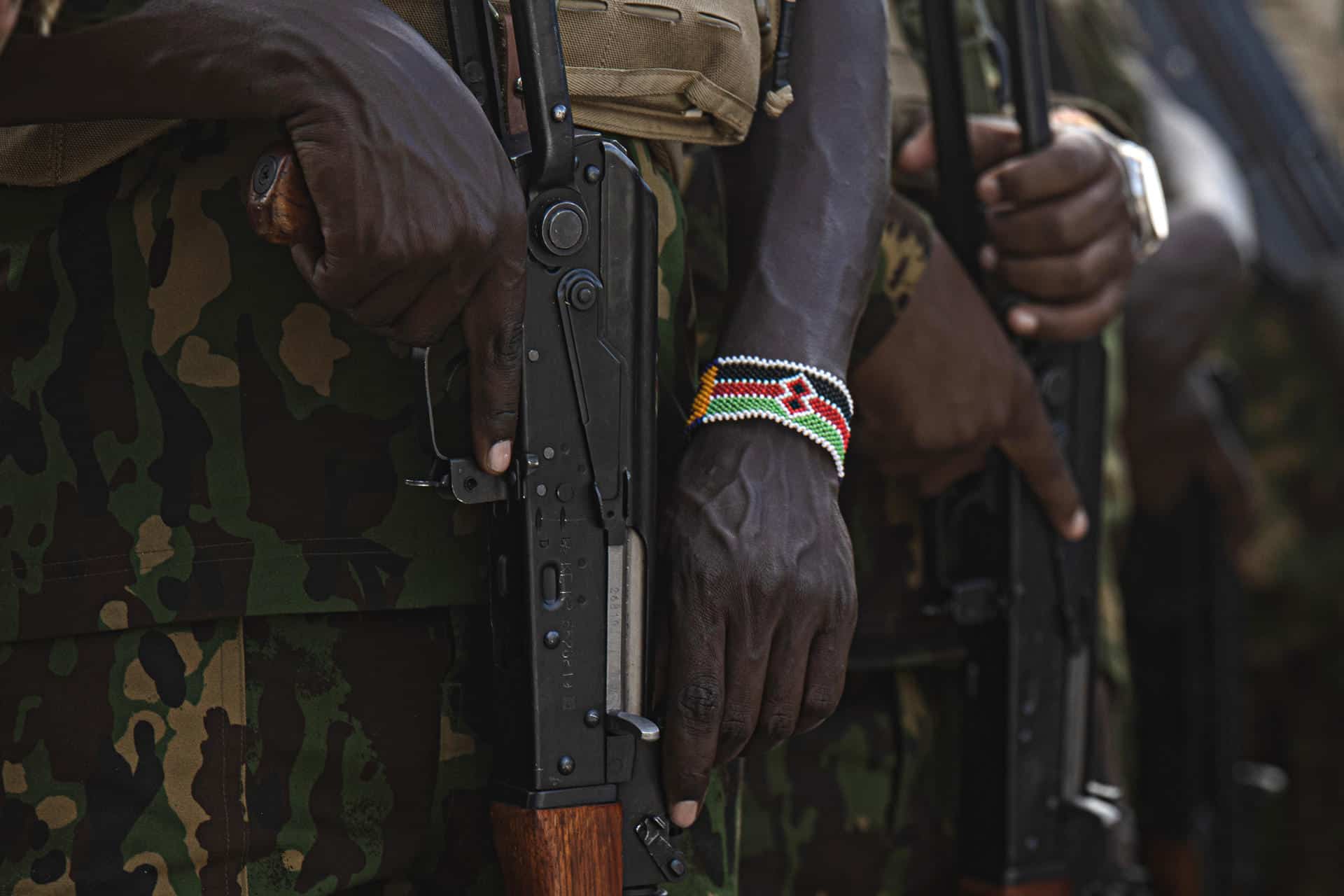 Foto de archivo de un integrante del quinto contingente de Kenia porta un arma a su llegada al Aeropuerto Internacional Toussaint Louverture el 8 de diciembre de 2025, en Puerto Príncipe (Haití). EFE/ Mentor David Lorens