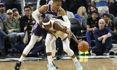 El escolta de Sacramento Kings Zach LaVine (i) recibe la marca del alero de Golden State Warriors Jimmy Butler III (d) durante el juego de este viernes en San Francisco (California). EFE/EPA/JOHN G. MABANGLO SHUTTERSTOCK OUT
