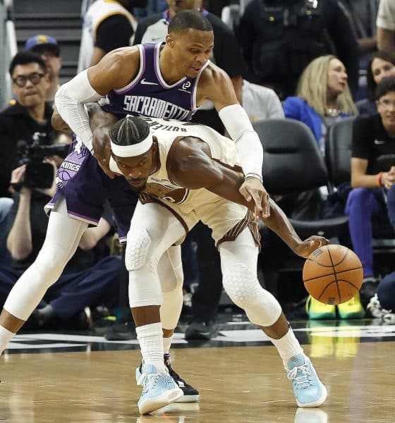 El escolta de Sacramento Kings Zach LaVine (i) recibe la marca del alero de Golden State Warriors Jimmy Butler III (d) durante el juego de este viernes en San Francisco (California). EFE/EPA/JOHN G. MABANGLO SHUTTERSTOCK OUT